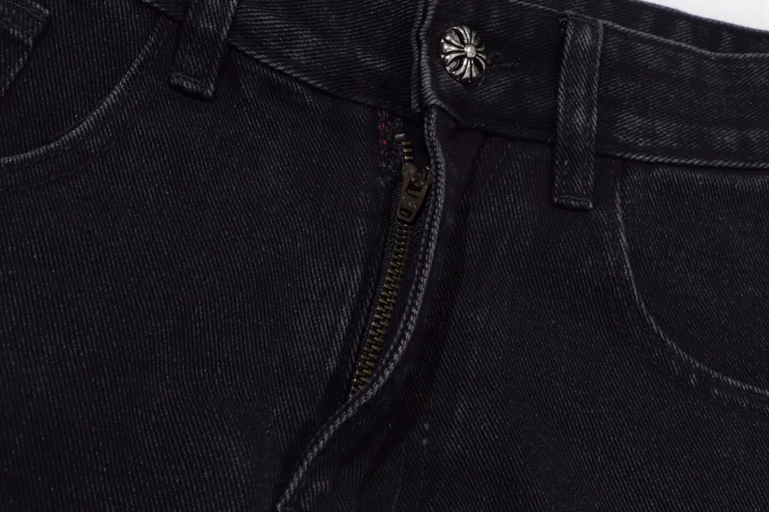 P250 model number: H430 Chrome Hearts CH Chrome Hearts heavy industry damaged ripped high street jeans exude uninhibited personality and unique charm. Every wear and tear is carefully designed to present a unique artistic feel. Made of imported denim fabric, which has undergone heavy industrial washing and destruction treatment, the trousers show a super cool effect on the upper body, allowing you to dominate the fashion stage.  This is more than just a pair of jeans, it is an expression of attitude. With its unique design concept and ultimate pursuit of details, Croxin breaks traditional boundaries and defines the jeans trend in the new era. The trousers are made of double-layer woven fabric and matched with customized hardware, showing an incomparably beautiful and unique style, making every wearer the focus of fashion. Imported denim fabric, super heavy-duty washed and damaged, the upper body is super cool! Customized hardware, incomparably good-looking model. The production process is difficult. It has a high-street feel. Color: black Size: S M L XL XXL